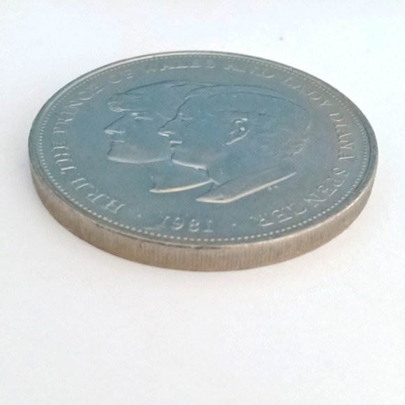 1981 Elizabeth II United Kingdom 25 New Pence Charles ampDianas Wedding Crown - Picture 3 of 4